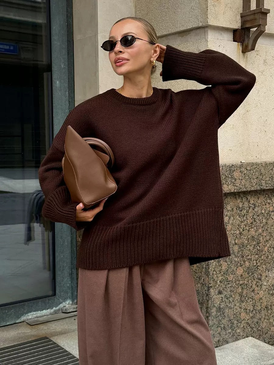 Elegancki i wygodny sweter z okrągłym dekoltem, luźnym krojem, dostępny w różnych kolorach
