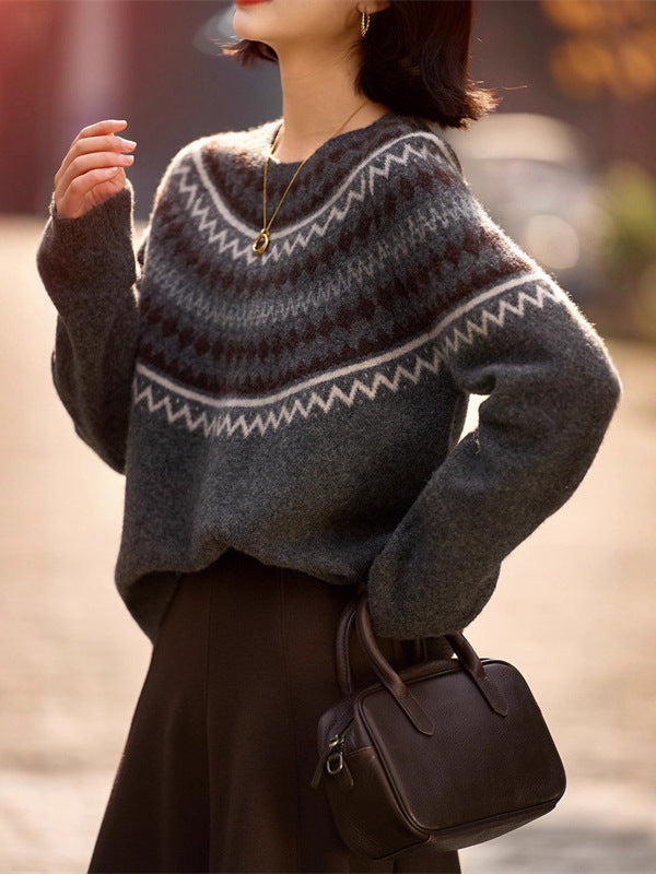 Elegancki i wygodny wełniany sweter z falistym kwiatowym wzorem i okrągłym dekoltem, dostępny w dwóch kolorach.