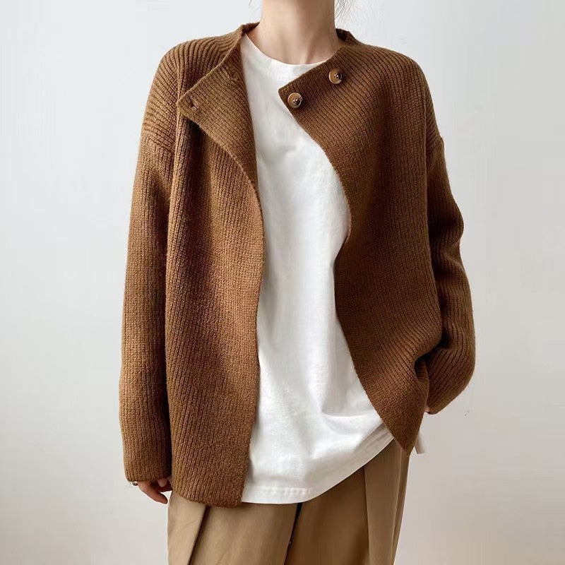 Elegancki, ocieplany sweter poncho w jednolitym kolorze, zapinany na guziki