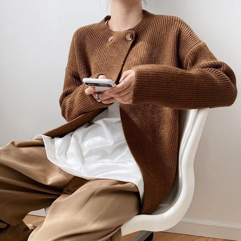 Elegancki, ocieplany sweter poncho w jednolitym kolorze, zapinany na guziki
