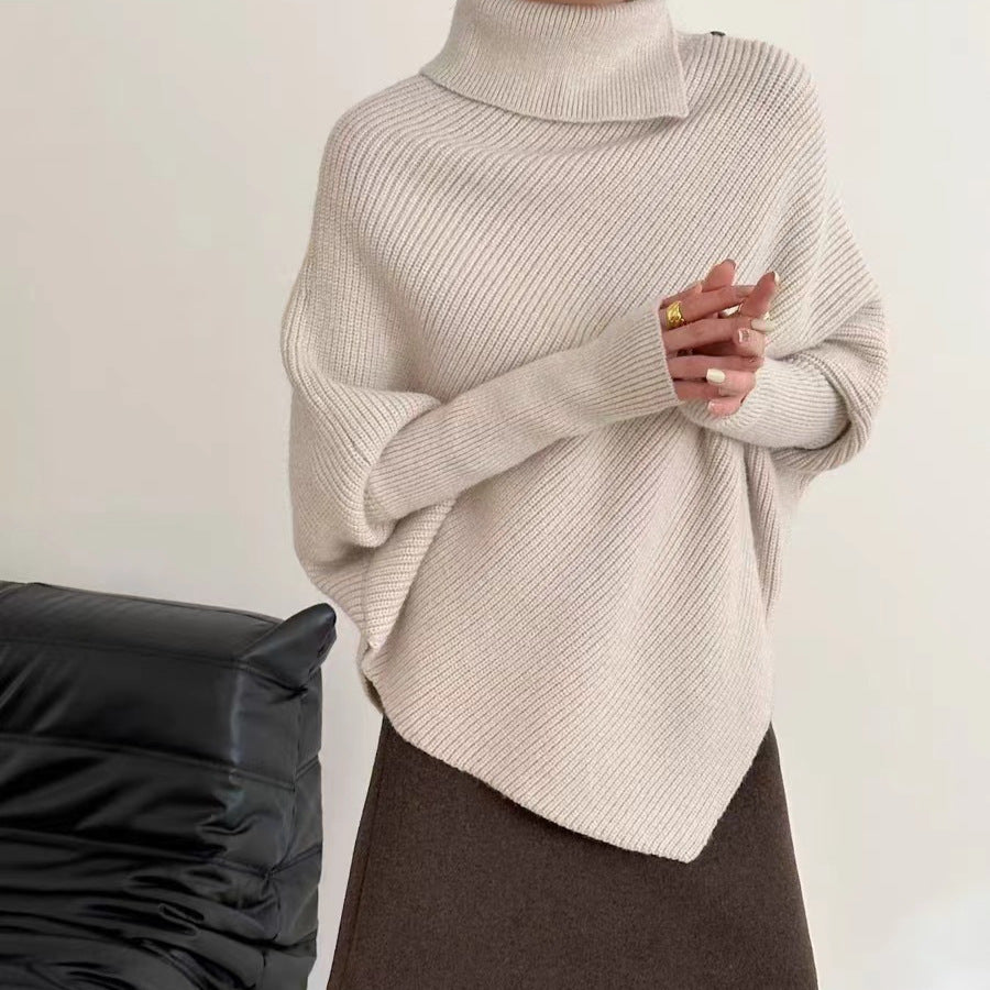Elegancki i wygodny golf z dzianiny z rękawami typu nietoperz, asymetrycznym dołem i dopasowanymi mankietami.
