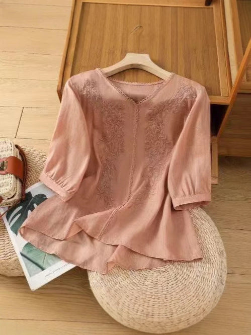 Elegancka i wygodna koszula w stylu retro z krótkim rękawem i dekoltem w serek, ozdobiona kwiatowym wzorem.