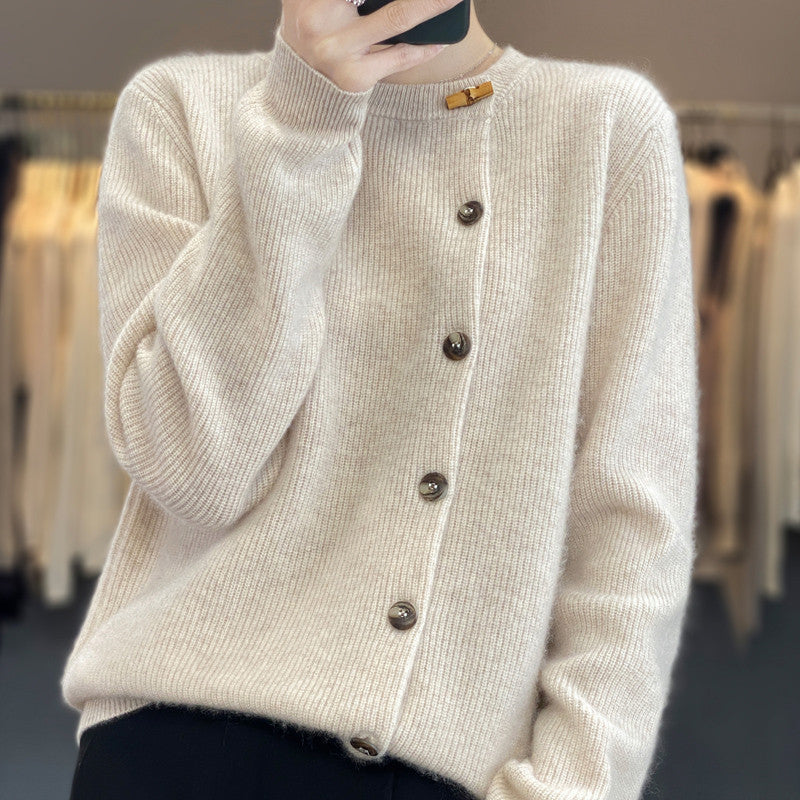 Elegancki i wygodny sweter z okrągłym dekoltem i nieregularnymi guzikami