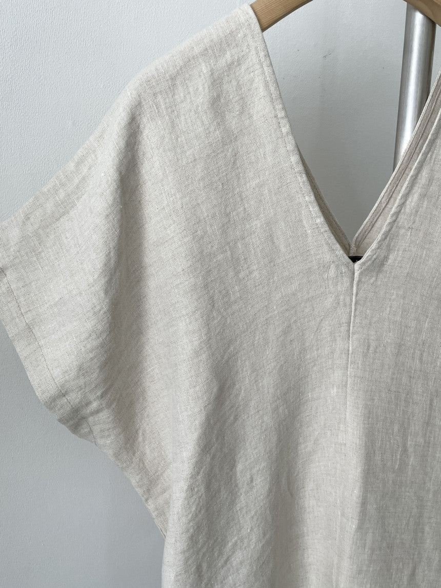 Minimalistyczna, długa, luźna sukienka retro z dekoltem w serek