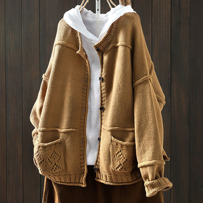 Sweter w stylu retro wykonany z dzianiny patchworkowej, łączący w sobie artystyczny, swobodny i swobodny styl.