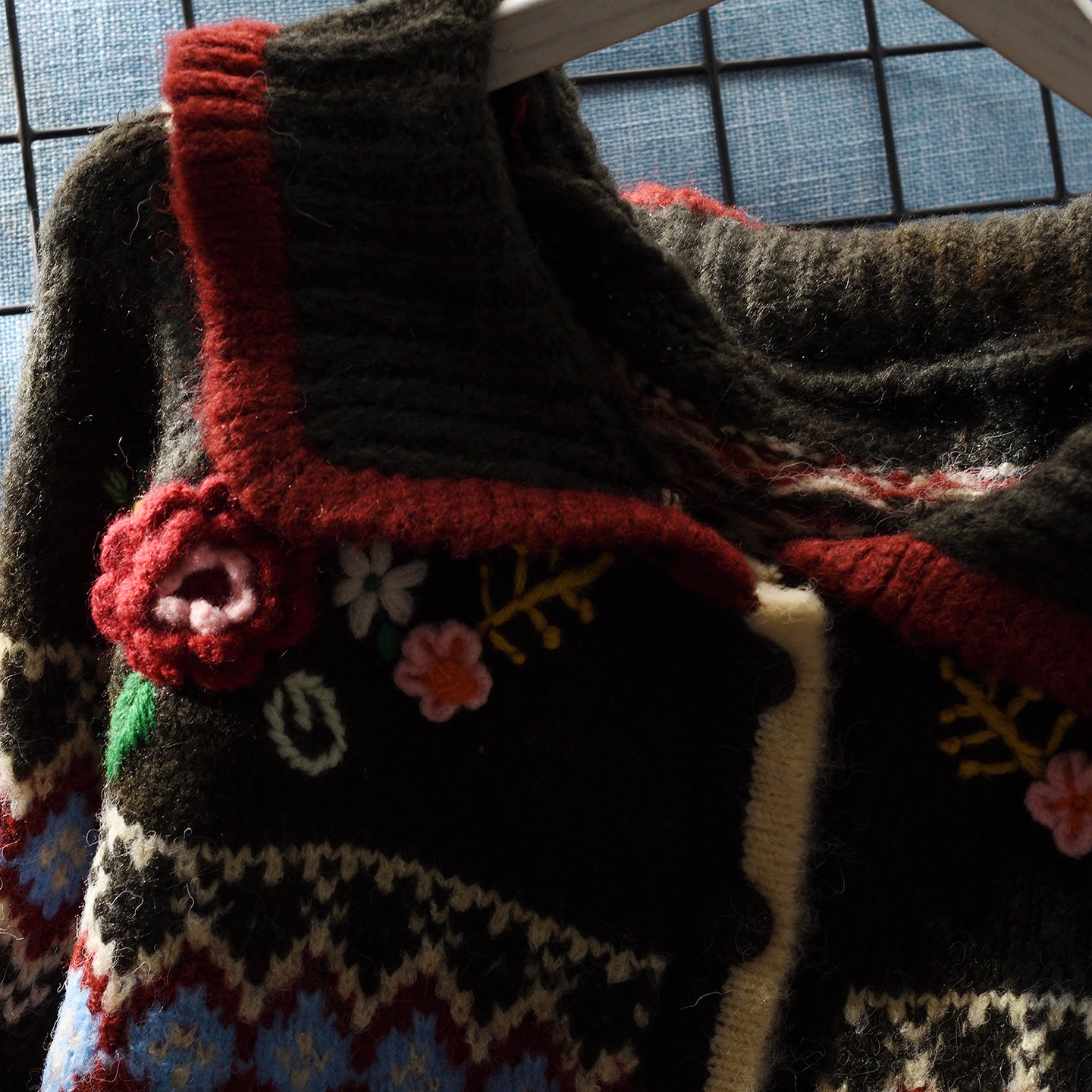 Elegancki i wygodny sweter z trójwymiarowymi kwiatowymi klapami, luźna wersja na jesień i zimę