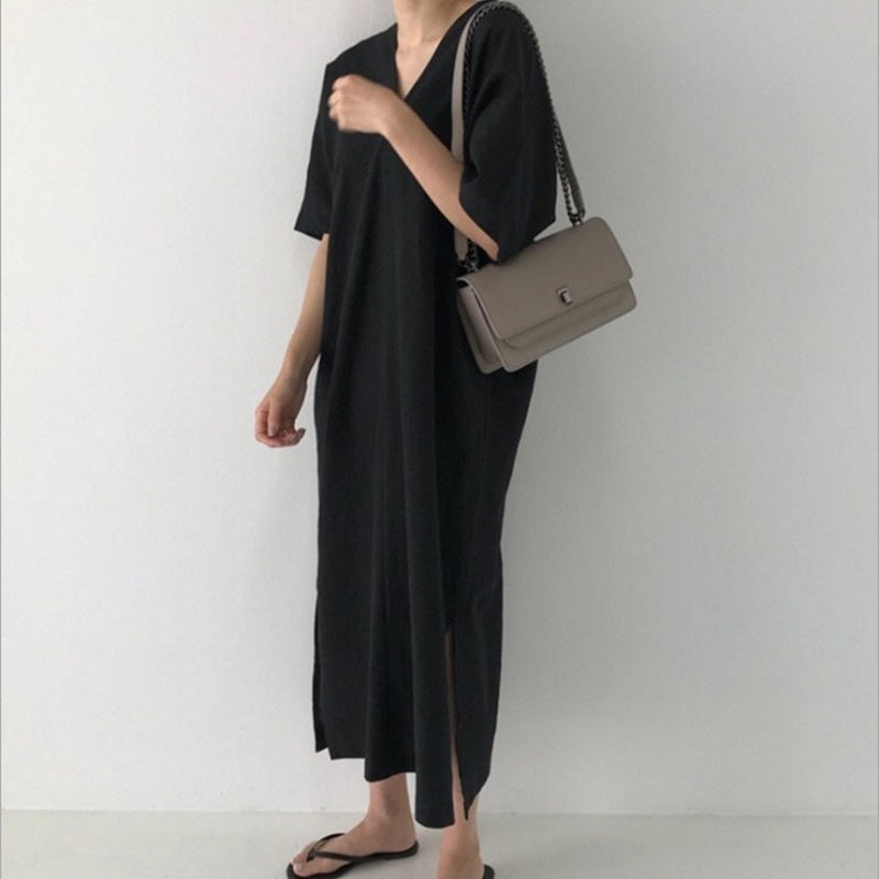 Minimalistyczna, długa, luźna sukienka retro z dekoltem w serek