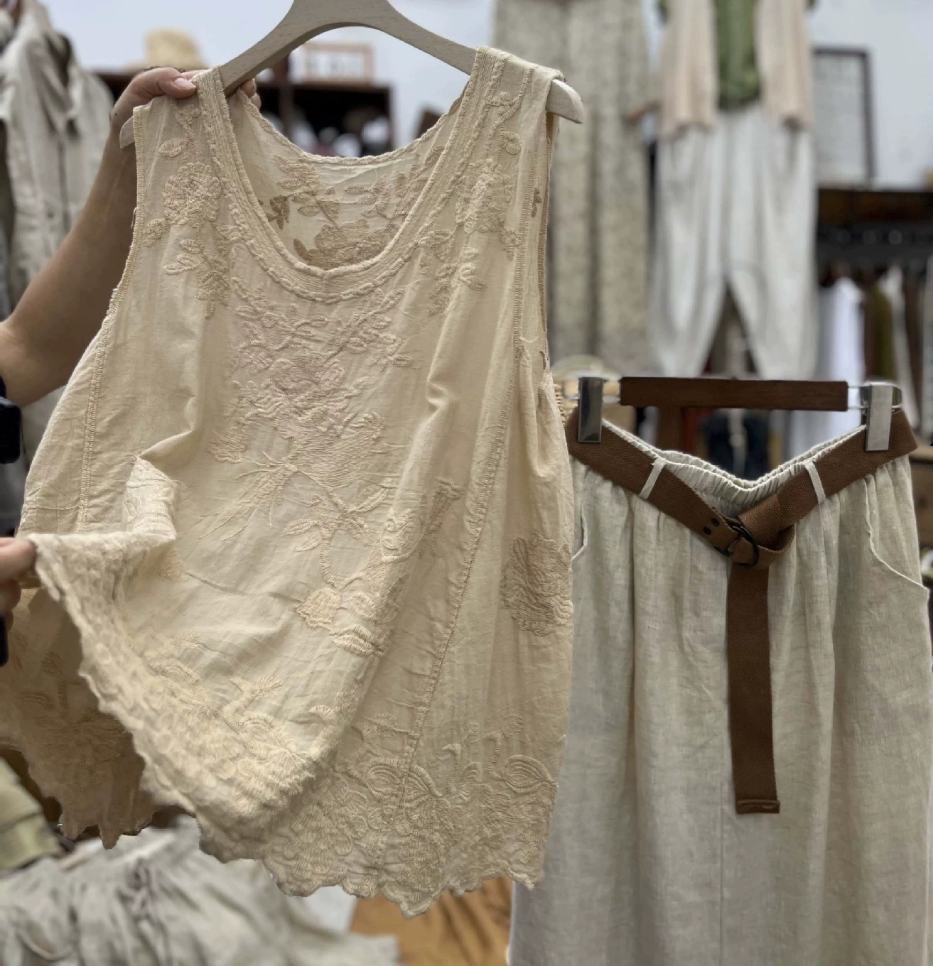 Nowa bawełniana koszula bez rękawów w stylu retro na wiosnę/lato z haftowanym wzorem kwiatowym