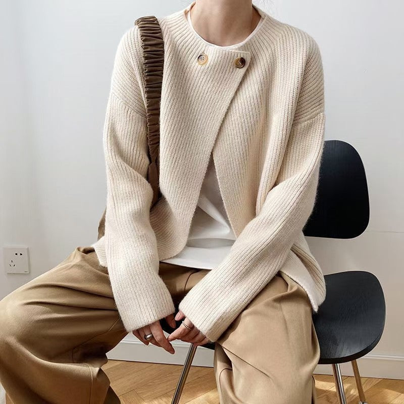 Elegancki, ocieplany sweter poncho w jednolitym kolorze, zapinany na guziki