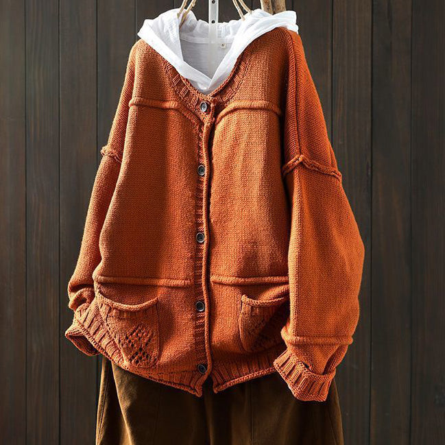 Sweter w stylu retro wykonany z dzianiny patchworkowej, łączący w sobie artystyczny, swobodny i swobodny styl.