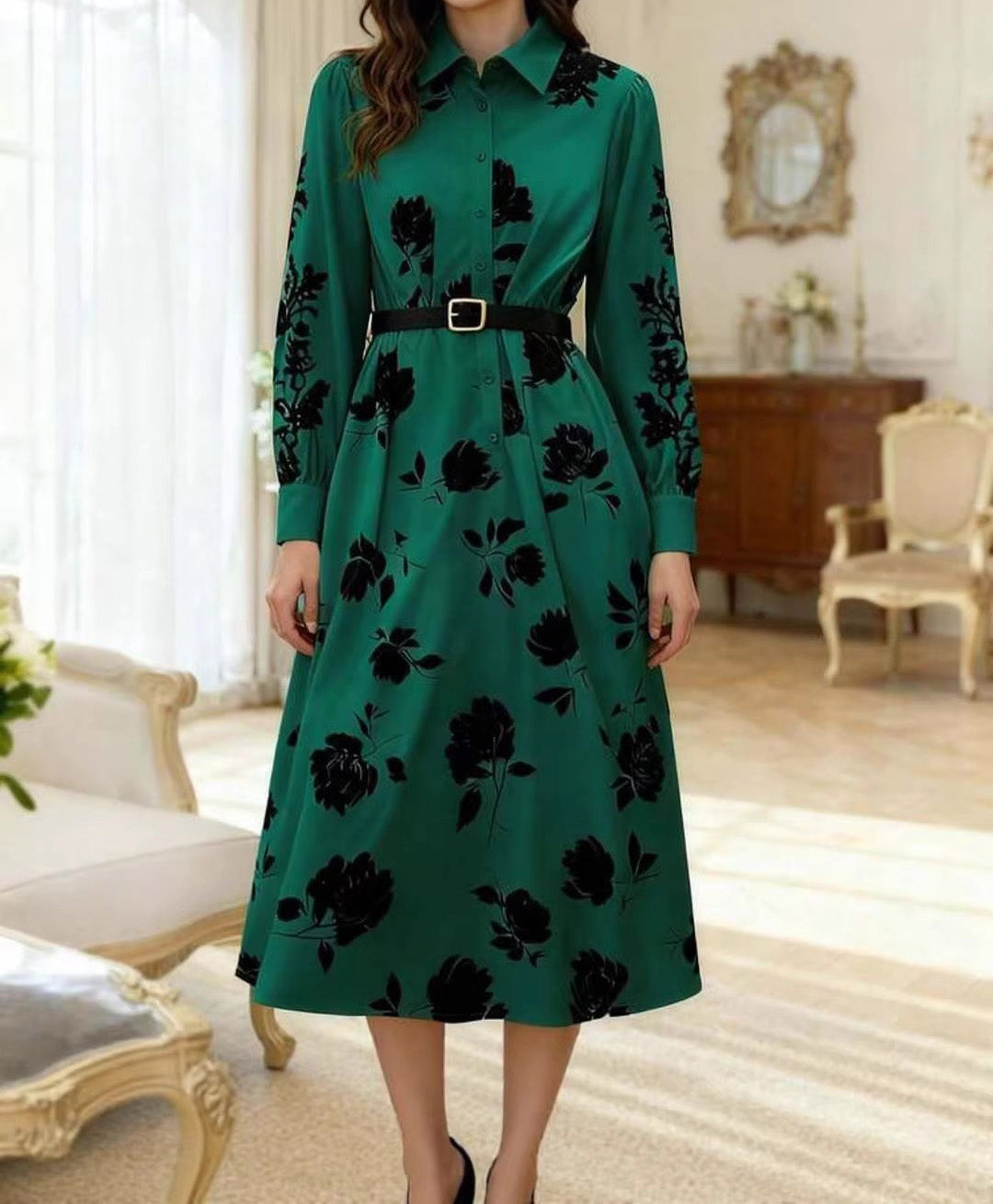Ta elegancka i wygodna sukienka wykonana jest z merceryzowanej bawełny i ozdobiona jest kwiatowym nadrukiem. Można ją przewiązać w talii.