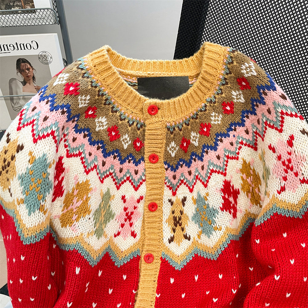 Elegancki, vintage'owy sweter kardigan Fair Isle z żakardową grafiką i motywem świątecznym, o luźnym i swobodnym kroju