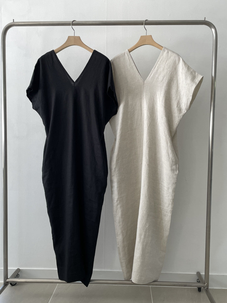 Minimalistyczna, długa, luźna sukienka retro z dekoltem w serek