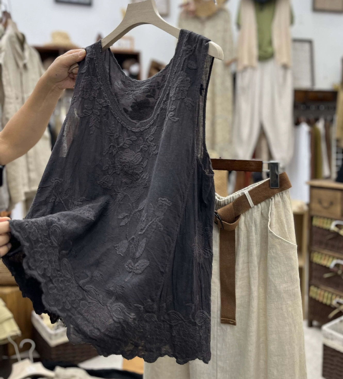 Nowa bawełniana koszula bez rękawów w stylu retro na wiosnę/lato z haftowanym wzorem kwiatowym