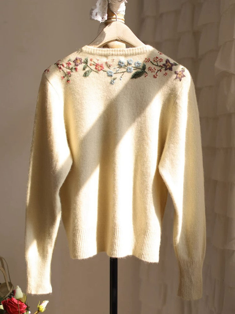 Elegancki i wygodny, beżowy sweter kardigan w stylu retro z haftowanym wzorem kwiatowym