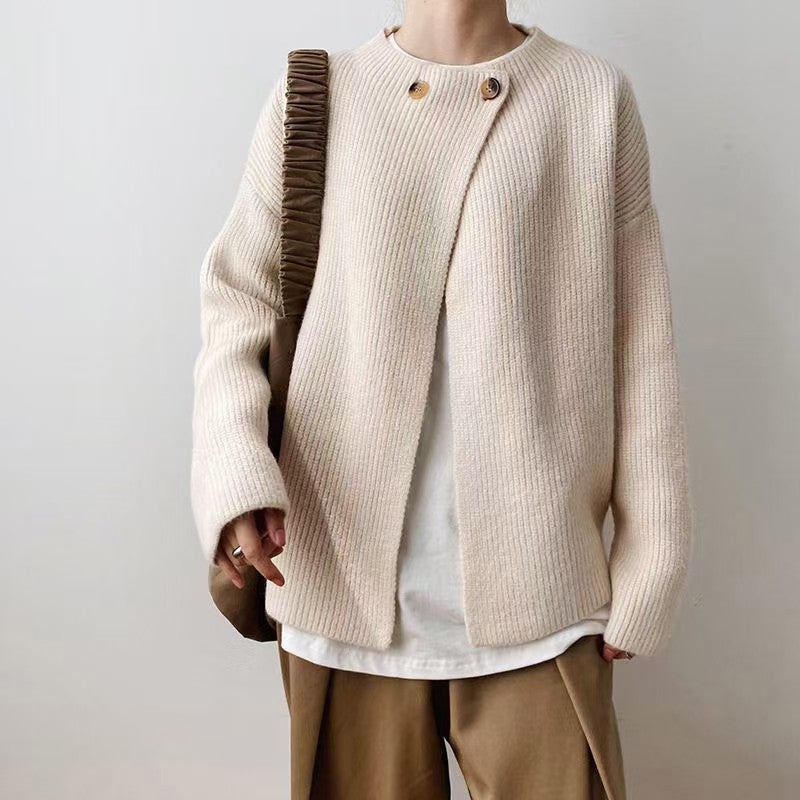 Elegancki, ocieplany sweter poncho w jednolitym kolorze, zapinany na guziki
