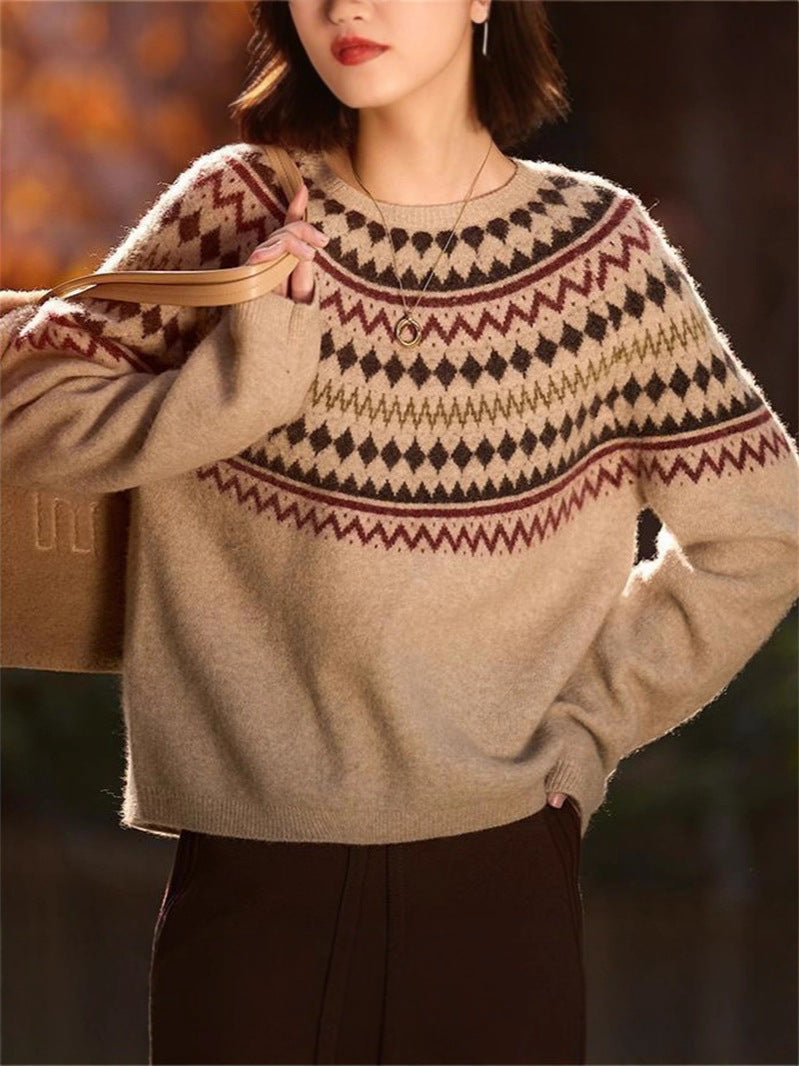 Elegancki i wygodny wełniany sweter z falistym kwiatowym wzorem i okrągłym dekoltem, dostępny w dwóch kolorach.