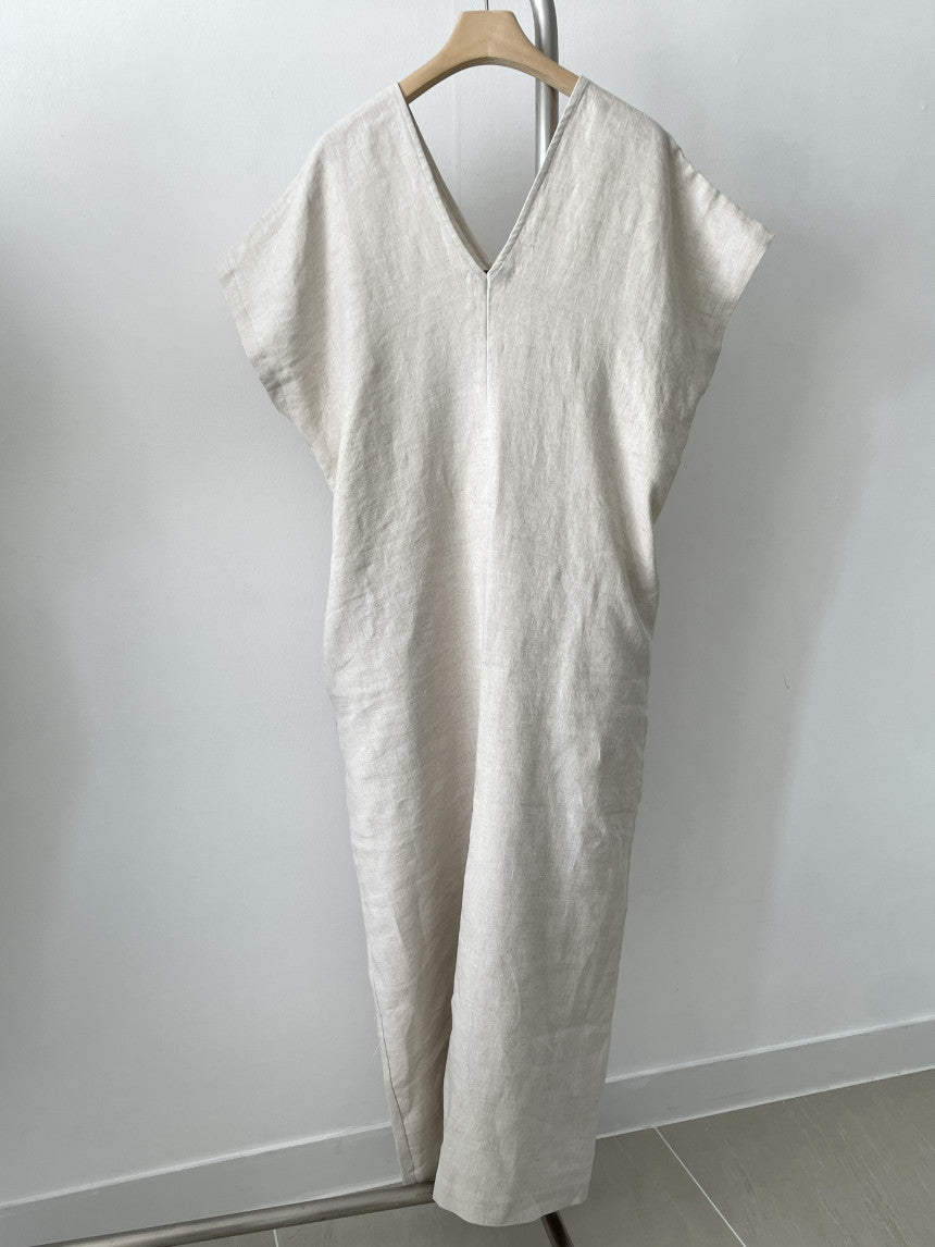 Minimalistyczna, długa, luźna sukienka retro z dekoltem w serek