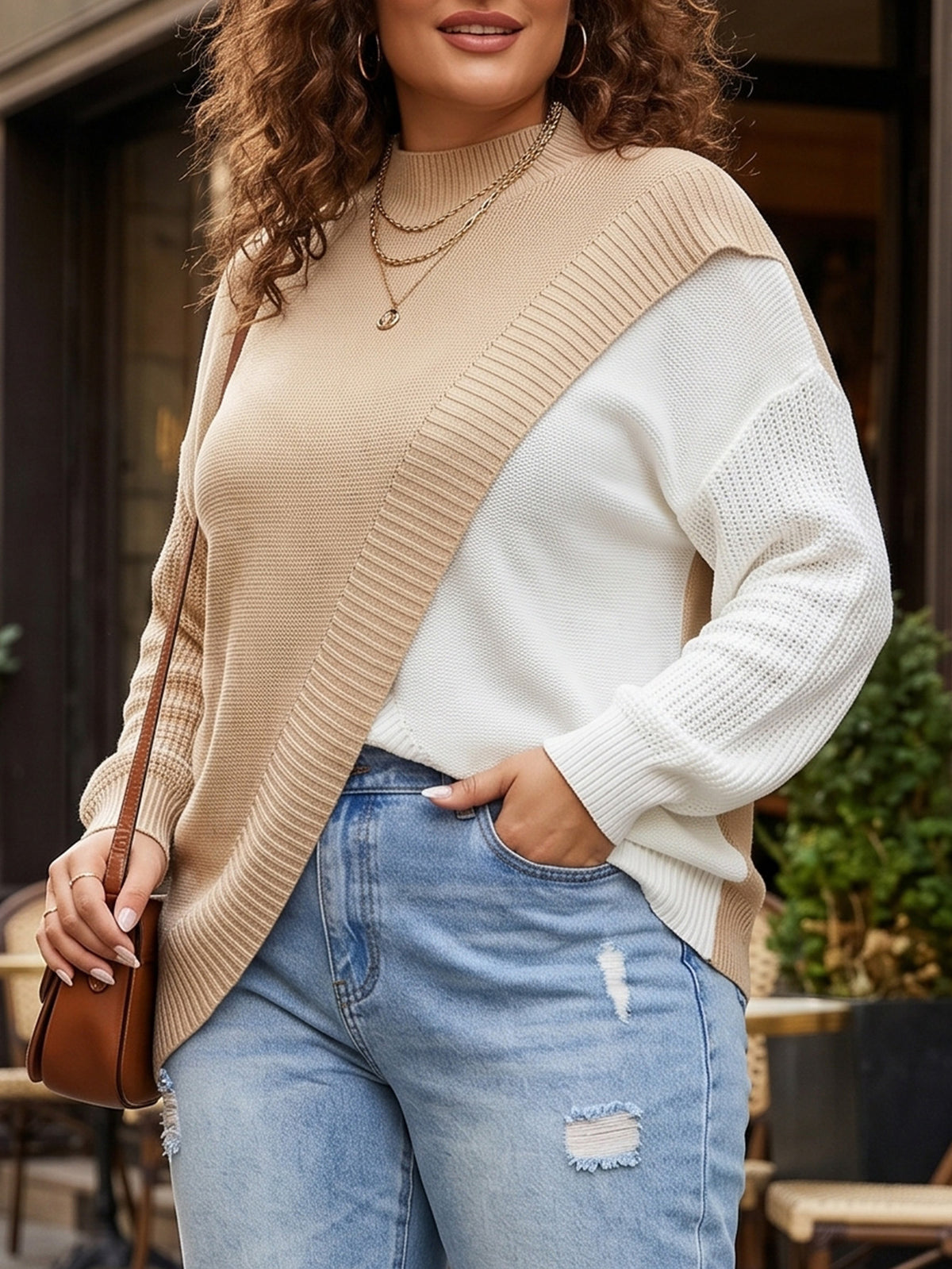 Ten elegancki sweter w blokach kolorów białego i khaki jest luźny i wygodny.