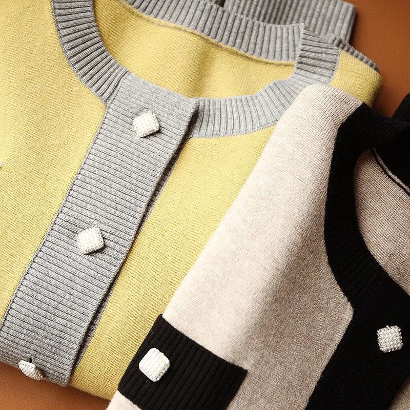 Elegancki i wygodny damski kardigan z dzianiny w kontrastowym kolorze, o delikatnym i słodkim charakterze