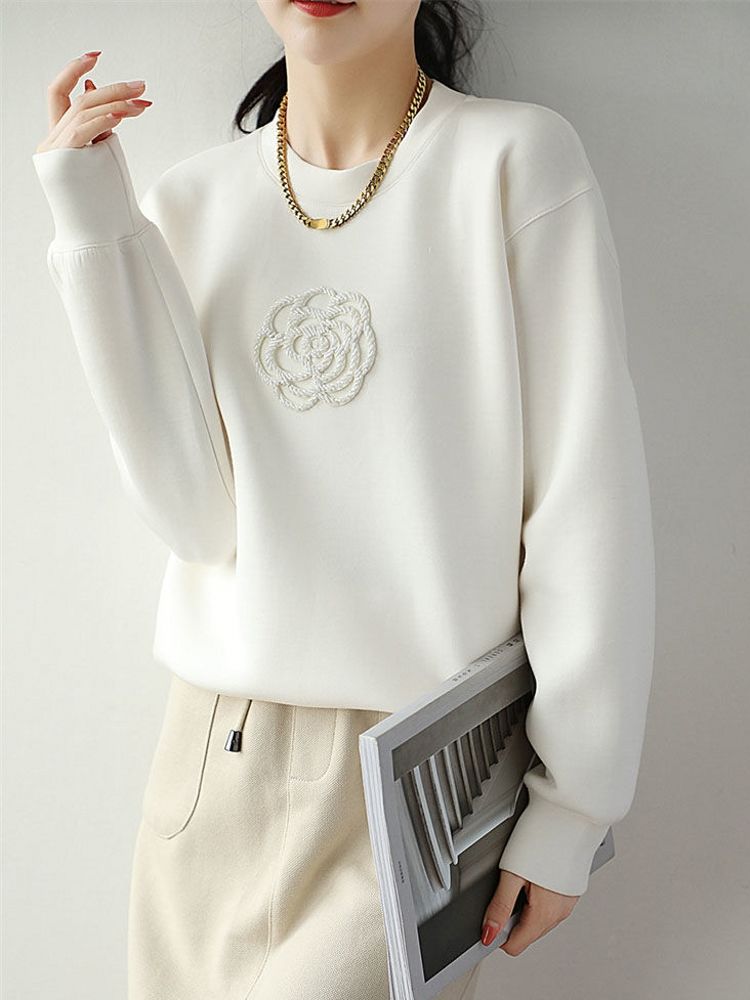 Elegancka i wygodna biała bluza ozdobiona pięknym żakardowym wzorem 3D z kwiatowym wzorem.