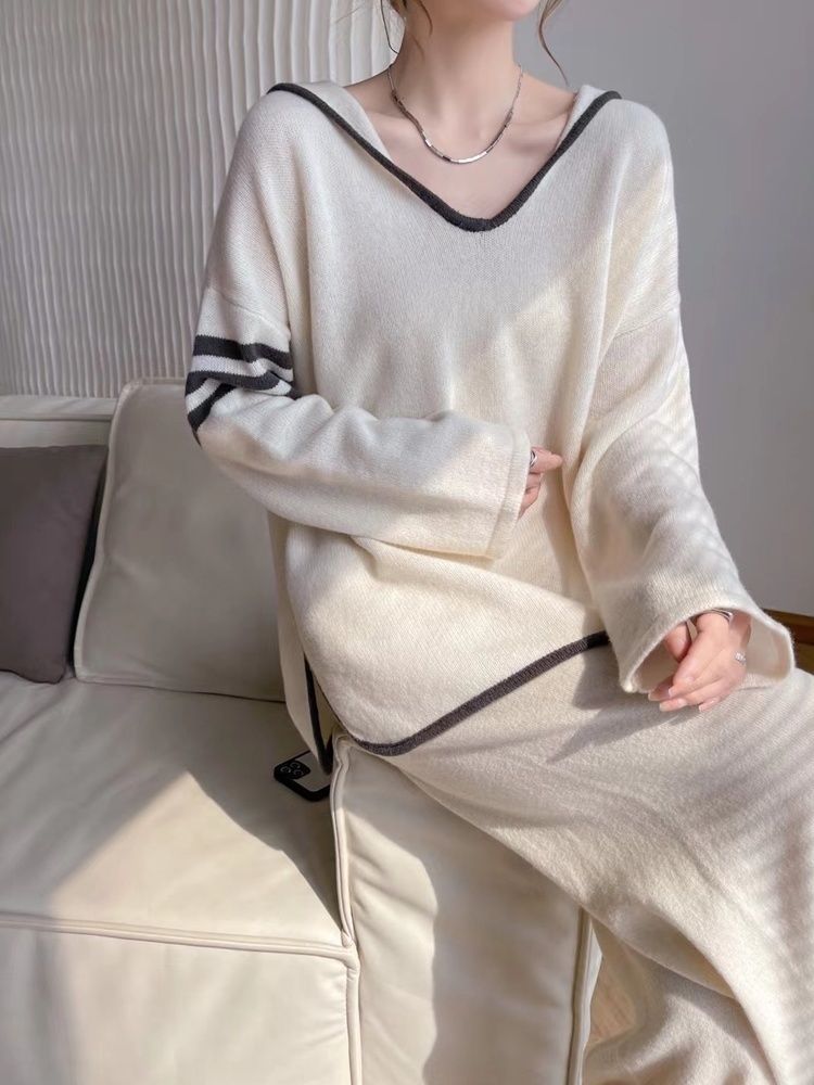 Elegancki i wygodny damski sweter z kapturem i wzorem w cztery paski