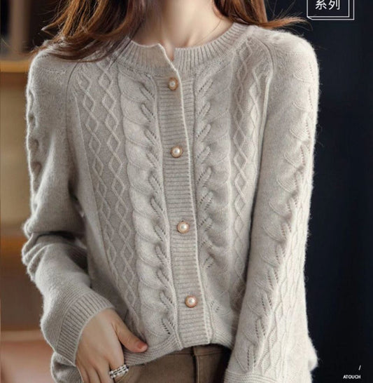 Jednokolorowy kardigan damski, wykonany z dzianiny, charakteryzujący się wykwintną i uroczą techniką dziergania oraz wzorem warkoczowym 02