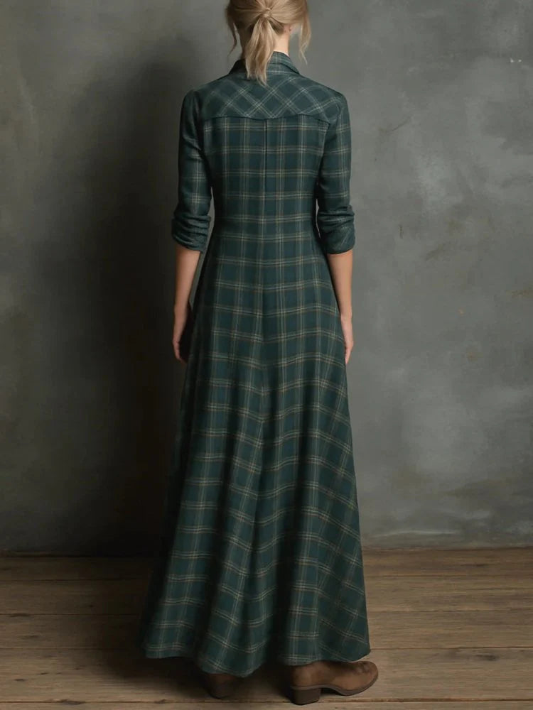 Elegancka i wygodna sukienka w kratę w kolorze ciemnozielonym, z dekoltem w serek.