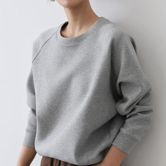 Klasyczna i wygodna bluza w jednolitym kolorze, swobodna i uniwersalna.