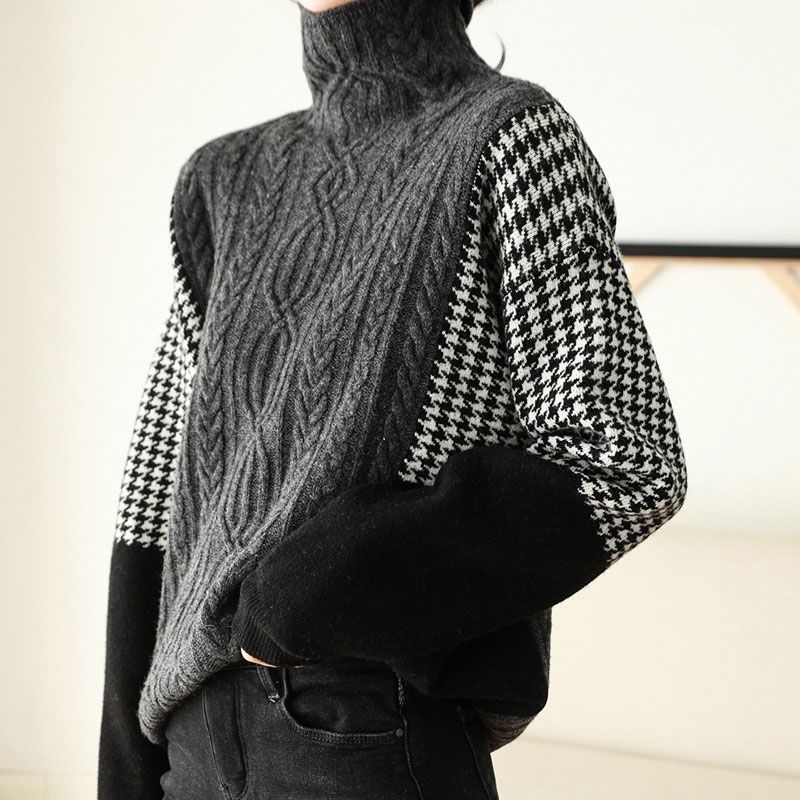 Elegancki i wygodny sweter z golfem w czarno-szarą pepitkę i kratę