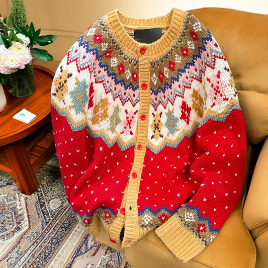 Elegancki, vintage'owy sweter kardigan Fair Isle z żakardową grafiką i motywem świątecznym, o luźnym i swobodnym kroju