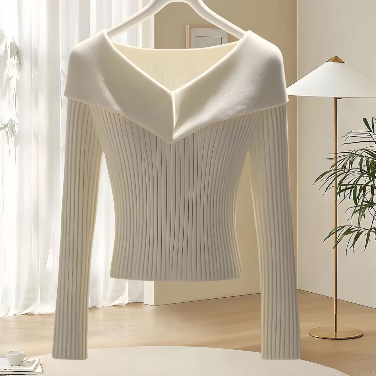 Ten elegancki i wygodny sweter z długim rękawem jest pięknie skrojony i ma kopertowy dekolt.