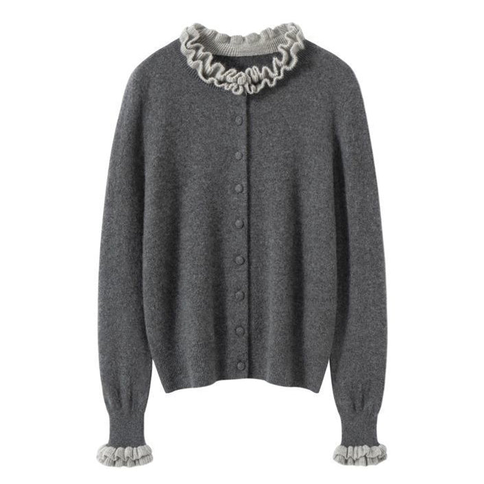 Elegancki i wygodny dwuczęściowy kardigan w jednolitym kolorze z kontrastującymi dzianinowymi falbankami przy kołnierzu i mankietach.