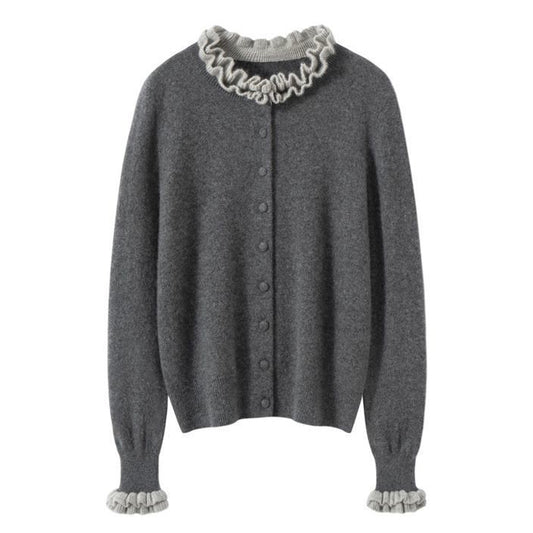 Elegancki i wygodny dwuczęściowy kardigan w jednolitym kolorze z kontrastującymi dzianinowymi falbankami przy kołnierzu i mankietach.