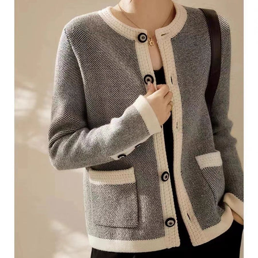 Elegancki, jednolity kolor kardiganu ozdobiony kieszeniami sprawia, że jest wygodny i swobodny.