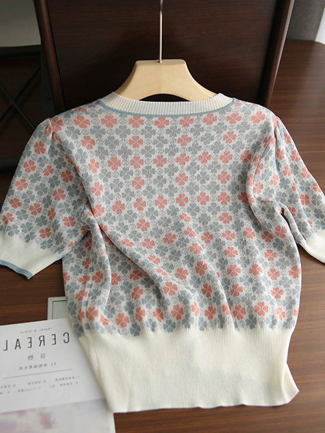 Wygodny sweter z krótkim rękawem, wykonany z dzianiny, z ładnym kwiatowym wzorem