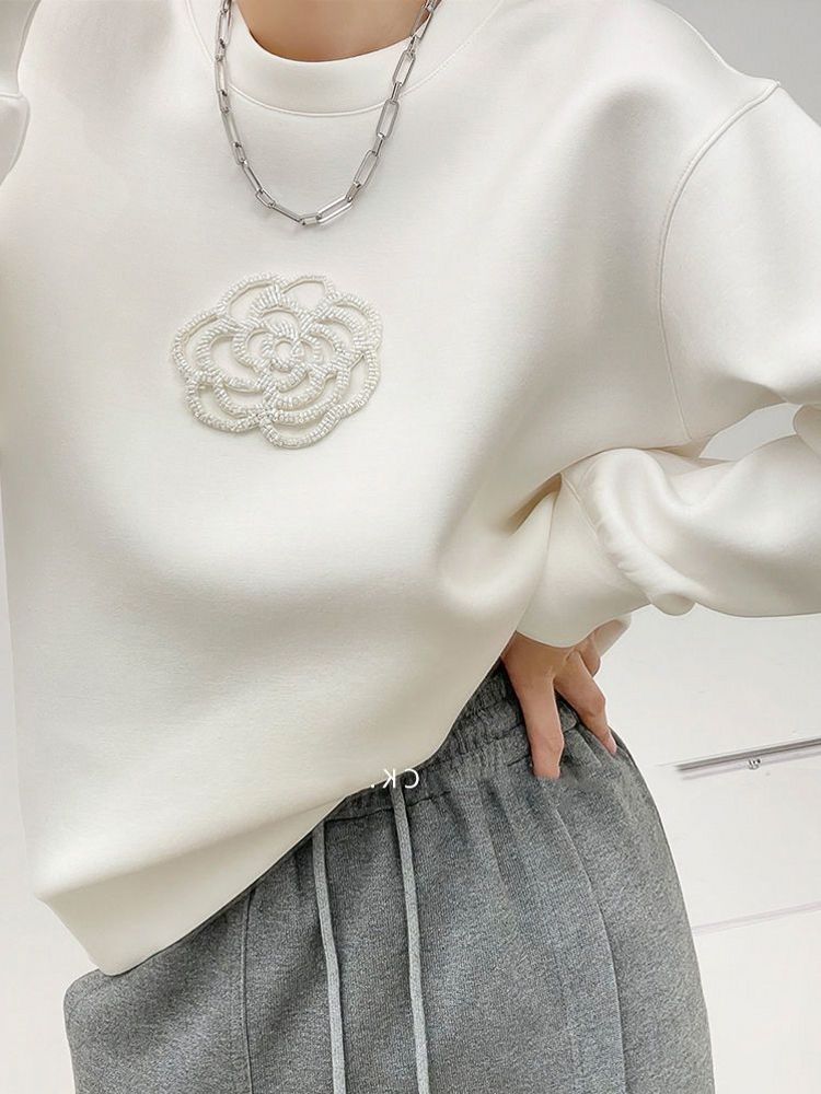 Elegancka i wygodna biała bluza ozdobiona pięknym żakardowym wzorem 3D z kwiatowym wzorem.