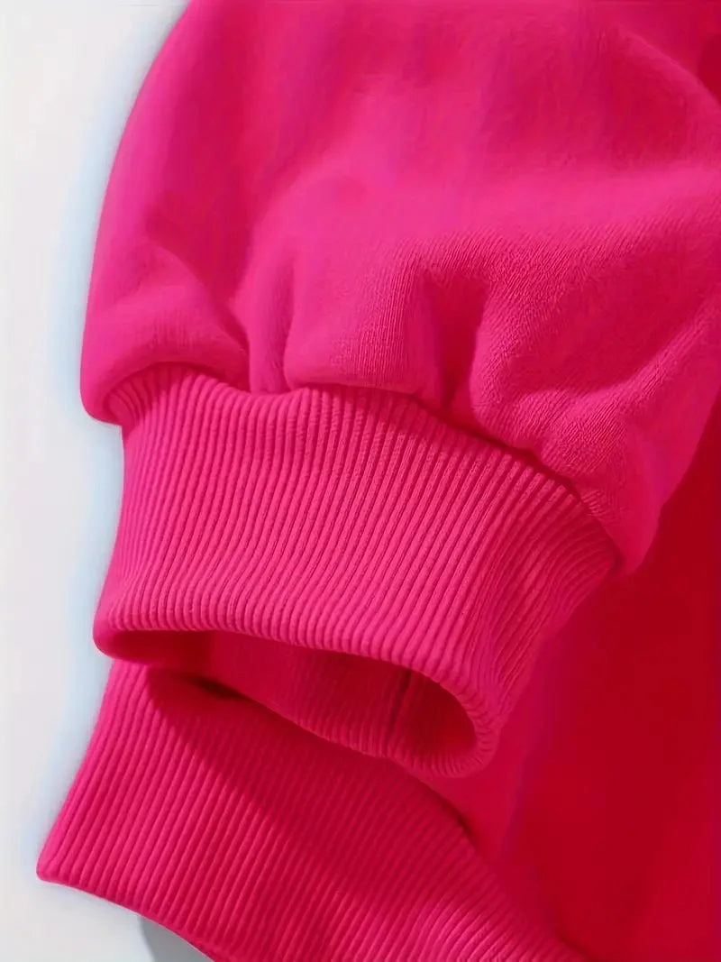 Elegancka i wygodna bluza w kolorze głębokiego różu ozdobiona wzorem w serca.