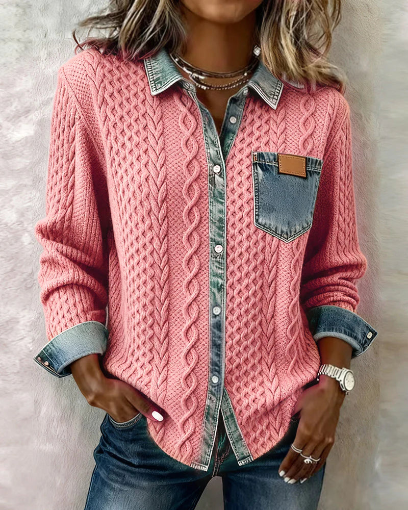 Elegancki i wygodny damski kardigan wykonany z patchworkowej dzianiny denim, ozdobiony tkanym, skręconym wzorem kwiatowym i zapinany na guziki.
