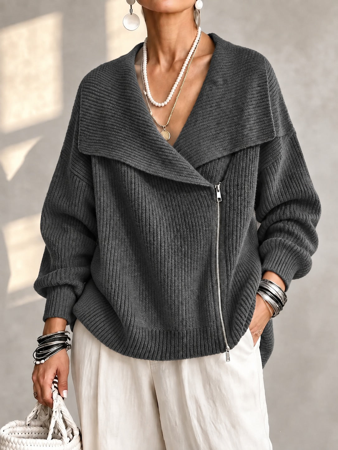 Jednokolorowy sweter z kołnierzykiem i podwójnym zamkiem to wyrafinowany i elegancki top.