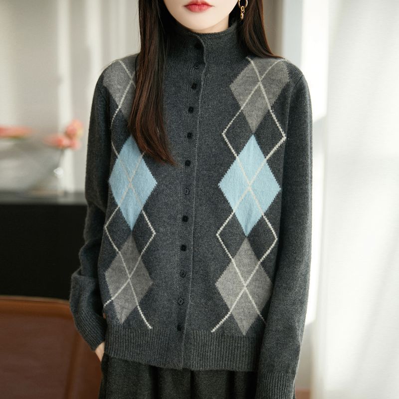 Elegancki i wygodny damski kardigan dzianinowy z geometrycznym nadrukiem i guzikami.