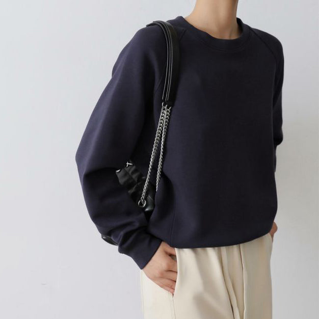 Klasyczna i wygodna bluza w jednolitym kolorze, swobodna i uniwersalna.