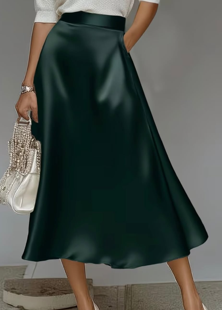 Elegancka i wygodna długa sukienka z merceryzowanej bawełny w jednolitym kolorze, która emanuje elegancją i jest uniwersalnym fasonem.