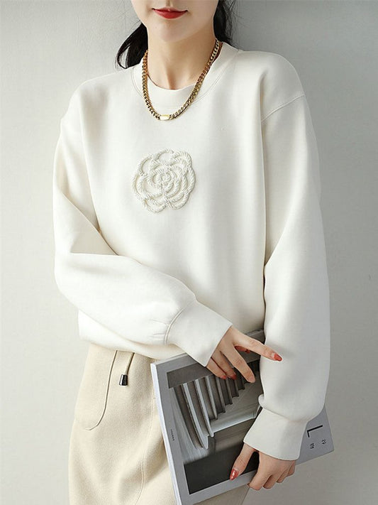 Elegancka i wygodna biała bluza ozdobiona pięknym żakardowym wzorem 3D z kwiatowym wzorem.