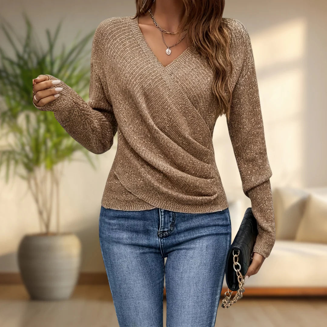 Dopasowany i elegancki sweter w jednolitym kolorze z dekoltem w serek, o uniwersalnym i modnym wzornictwie.