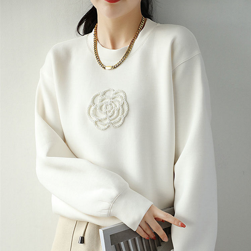 Elegancka i wygodna biała bluza ozdobiona pięknym żakardowym wzorem 3D z kwiatowym wzorem.