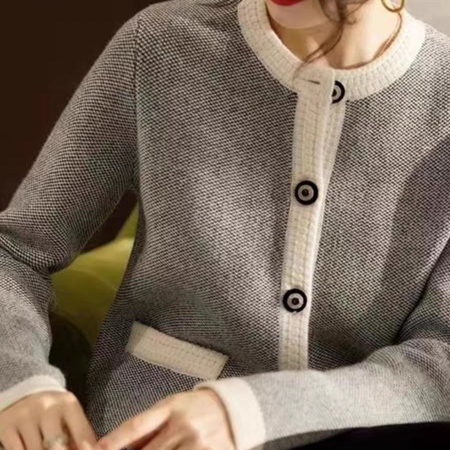 Elegancki, jednolity kolor kardiganu ozdobiony kieszeniami sprawia, że jest wygodny i swobodny.