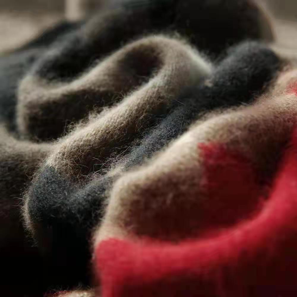 Jednokolorowy damski sweter z kaszmiru z okrągłym dekoltem, ozdobiony kratą, dzięki czemu jest uniwersalny, ciepły i wygodny.