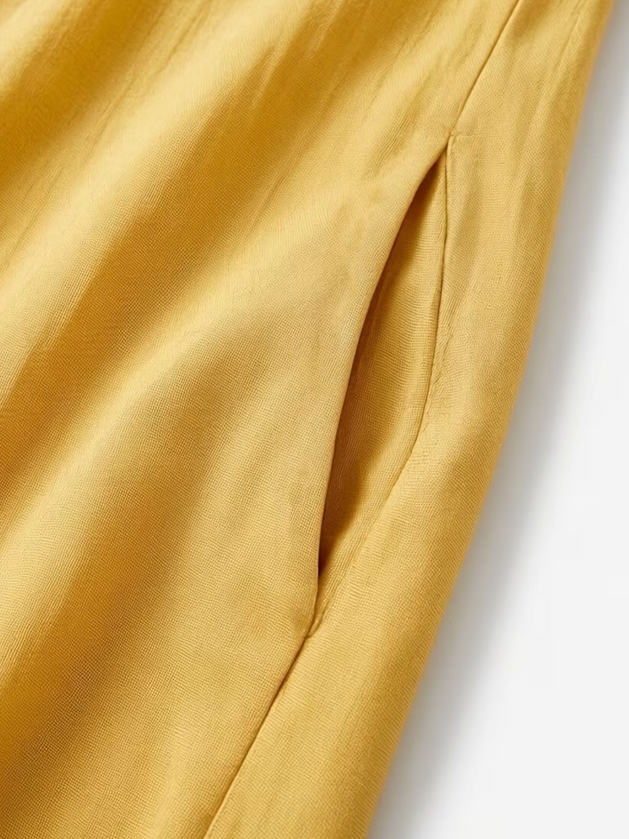 Elegancka i swobodna żółta sukienka damska w stylu francuskim, podkreślająca jej wyrafinowanie.
