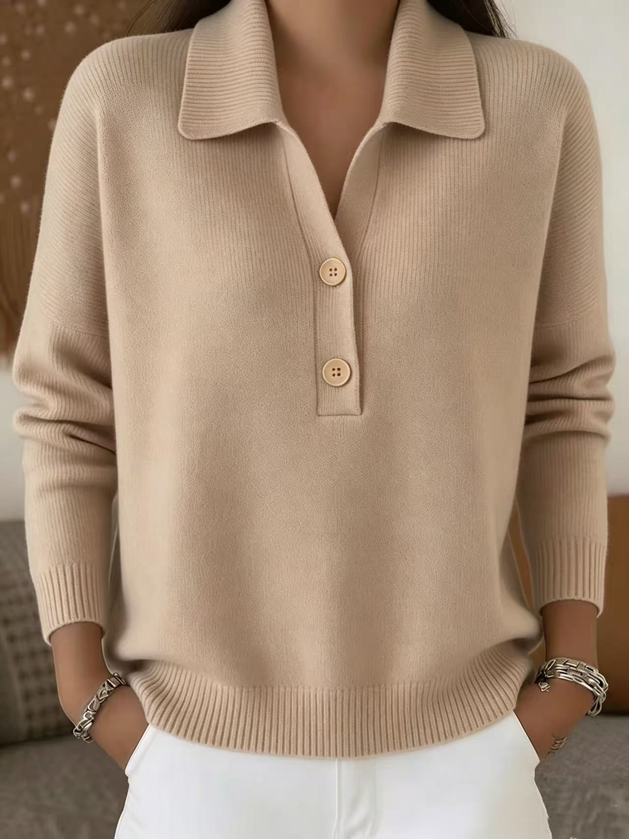 Elegancki i wygodny sweter kaszmirowy w stylu vintage, miękki i przyjemny w dotyku, z półotwartym kołnierzem.